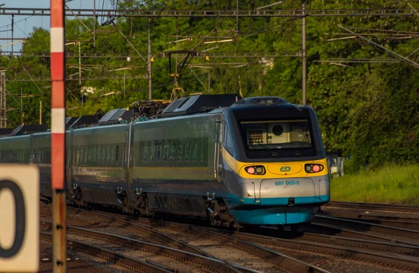 春の晴れた色の夜に高速電気列車とプラハ自由駅 — ストック写真