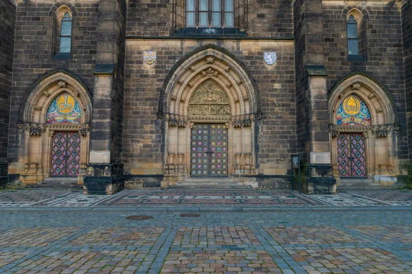 Portas Igreja Praga Com Nascer Sol Cores Agradáveis — Fotografia de Stock