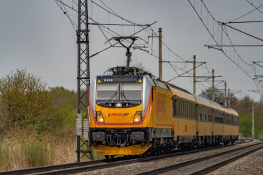 Ostrava kenti yakınlarındaki trenler ilkbaharda taze renk bulutlu bir günde