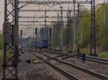 Ostrava kenti yakınlarındaki trenler ilkbaharda taze renk bulutlu bir günde