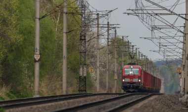 Ostrava kenti yakınlarındaki trenler ilkbaharda taze renk bulutlu bir günde