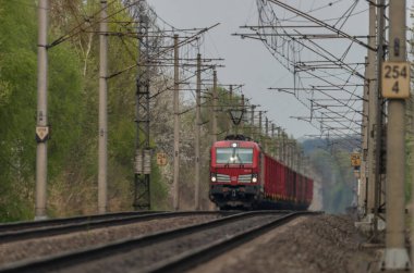 Ostrava kenti yakınlarındaki trenler ilkbaharda taze renk bulutlu bir günde