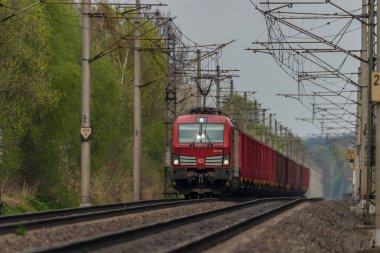 Ostrava kenti yakınlarındaki trenler ilkbaharda taze renk bulutlu bir günde