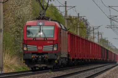 Ostrava kenti yakınlarındaki trenler ilkbaharda taze renk bulutlu bir günde
