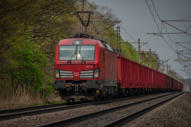 Ostrava kenti yakınlarındaki trenler ilkbaharda taze renk bulutlu bir günde