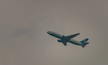 Ostrava havaalanı yakınlarında bulutlu bir bahar günü