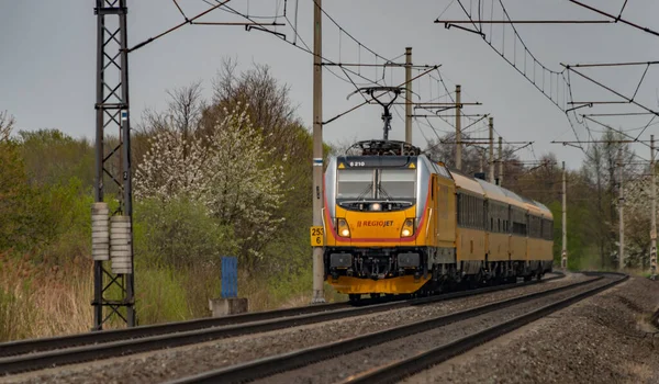 Ostrava kenti yakınlarındaki trenler ilkbaharda taze renk bulutlu bir günde