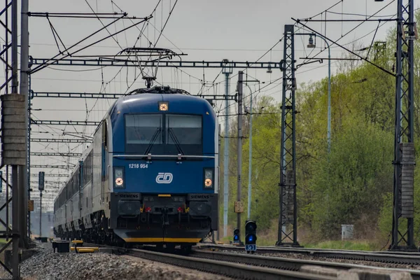 Ostrava kenti yakınlarındaki trenler ilkbaharda taze renk bulutlu bir günde