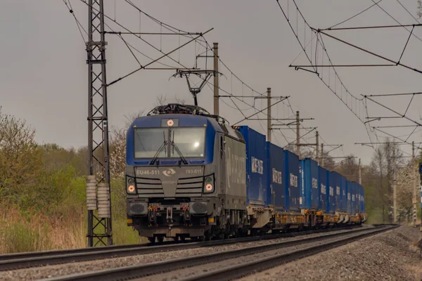 Ostrava kenti yakınlarındaki trenler ilkbaharda taze renk bulutlu bir günde