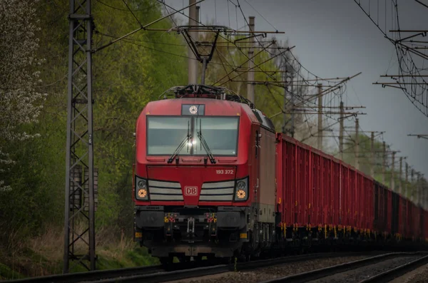 Ostrava kenti yakınlarındaki trenler ilkbaharda taze renk bulutlu bir günde