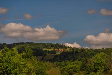 Yazın Semily kasabasında manzara sıcak güneşli renk günü
