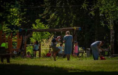 Semily kasabası 06 17 2022 Semily Çek Cumhuriyeti 'nde park ile adada yaz günü