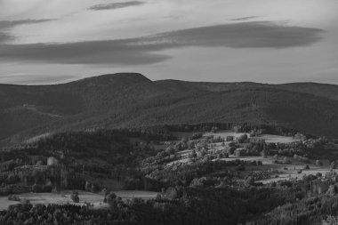Roprachtice köyü yakınlarındaki Krkonose dağlarının manzara manzarası