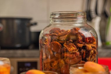 Yazın ortasında erkek kayısı ve kompostoyla ahşap masa içleri.