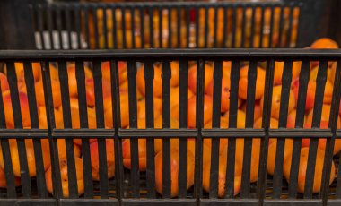 Yazın ortasında erkek arkadaşla birlikte kayısı kompostosu yapıyoruz.