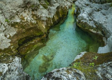 Slovenya dağlarında sıcak bir yaz akşamı Soca Nehri 'nde açık mavi su