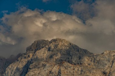 Slovenya 'nın Bovec köyü üzerinde temiz Soca nehri yakınlarındaki büyük kayalık tepeler.