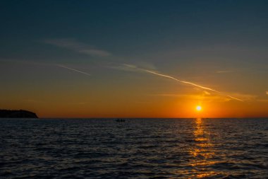 Izola kasabası yazın mavi, sıcak bir akşam