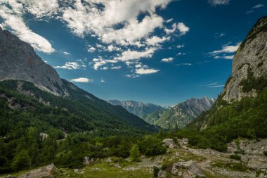 Yaz aylarında Soca Nehri Vadisi 'ne giden dağ manzarası sıcak mavi gökyüzü günü