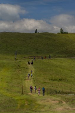Velika Planina dağlarında turistler ve patikalarla dolu Slovenya 'nın güzel mavi gökyüzü yaz günü