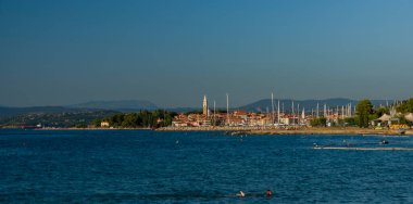 Izola kasabası yazın mavi, sıcak bir akşam