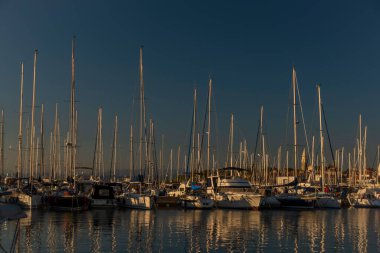 Izola kasabası yazın mavi, sıcak bir akşam