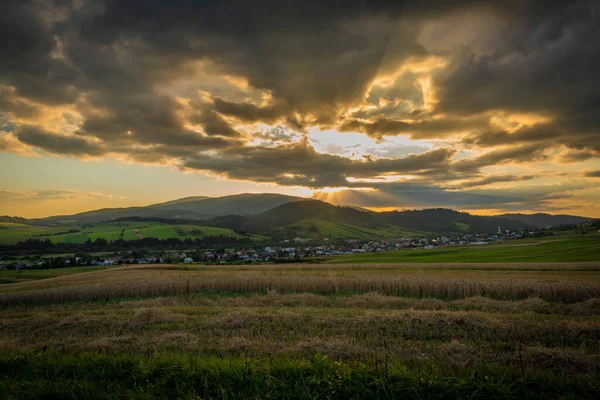 Летний Солнечный Прекрасный Вечер Возле Деревни Оравская Полхора Севере Словакии — стоковое фото