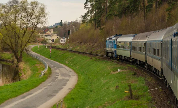 Moravya 'daki Jihlava kasabası yakınlarında mavi dizel lokomotif ve mavi yolcu vagonu.