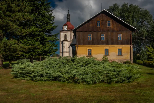 Horni Branna Aldeia Verão Manhã Cor Fresca Sob Montanhas Krkonose — Fotografia de Stock