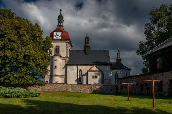 Horni Branna Falu Nyáron Friss Színű Reggel Alatt Krkonose Hegyek — Stock Fotó