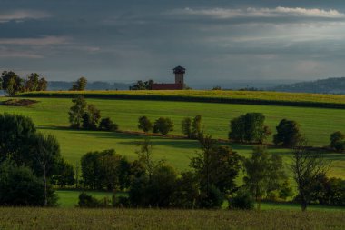 Yaz akşamları Roprachtice köyü yakınlarında gözcü kuleleri olan tarlalar ve çayırlar.