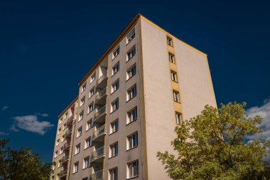 Mavi gökyüzü ve güneşli sonbahar olan apartman blokları Rakovnik kasabasında taze bir gün.