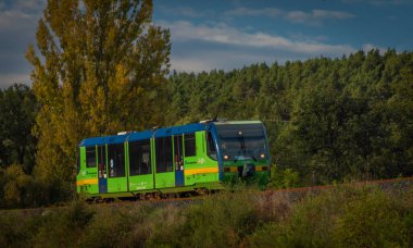 Yaz mevsiminde Rakovnik kasabası yakınlarında yeşil bir şirket treni.