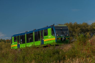 Yaz mevsiminde Rakovnik kasabası yakınlarında yeşil bir şirket treni.