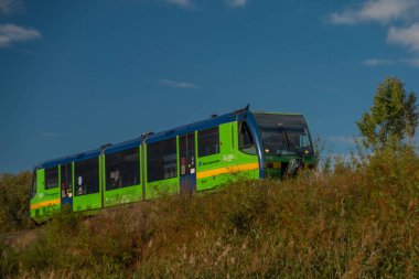 Yaz mevsiminde Rakovnik kasabası yakınlarında yeşil bir şirket treni.