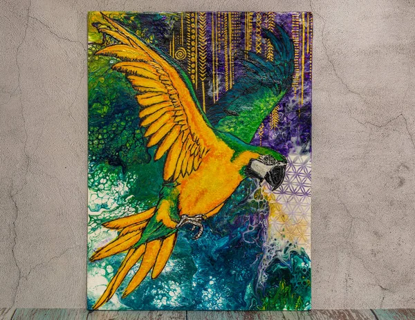 Ручная Роспись Цветным Попугаем Старом Светлом Столе — стоковое фото
