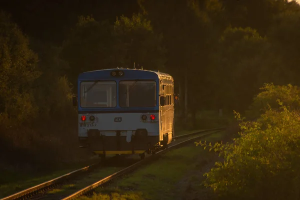 Τσεχική Επιβατικό Παλιό Τρένο Πορτοκαλί Ηλιοβασίλεμα Κοντά Στην Πόλη Rakovnik — Φωτογραφία Αρχείου