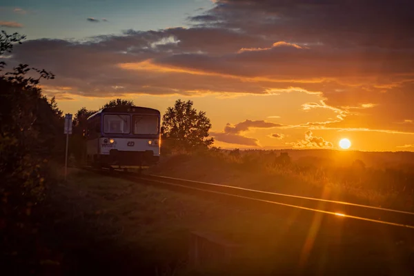 Tschechischer Personenzug Mit Orangefarbenem Sonnenuntergang Der Nähe Der Stadt Rakovnik — Stockfoto