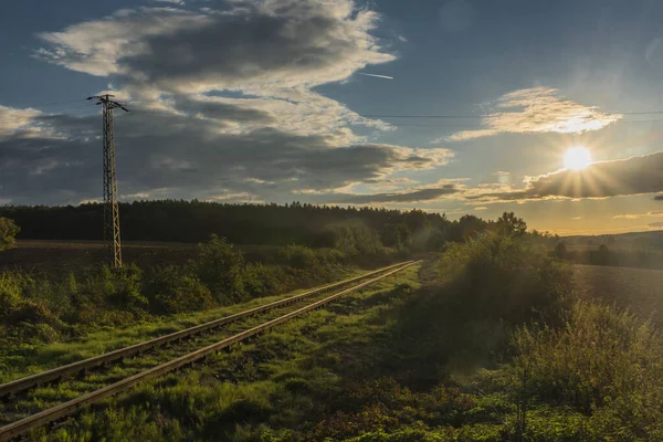 Stary Niezelektryfikowany Tor Kolejowy Pobliżu Miasta Rakovnik Słoneczny Wieczór — Zdjęcie stockowe