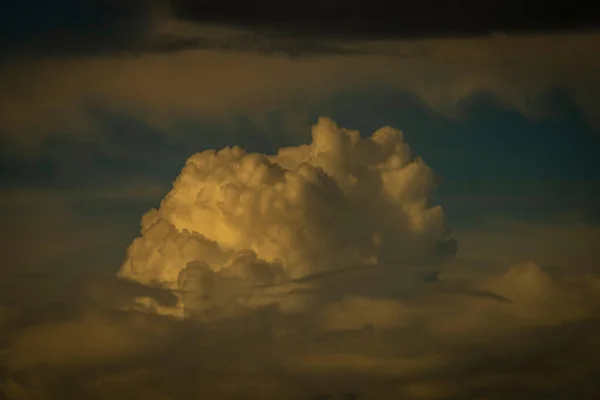 Μεγάλα Σύννεφα Πριν Την Καταιγίδα Πάνω Από Βουνά Krkonose Καλοκαίρι — Φωτογραφία Αρχείου