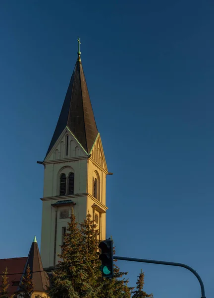 Kostel Českých Budějovicích Velkou Věží Podzimní Barevné Noci — Stock fotografie