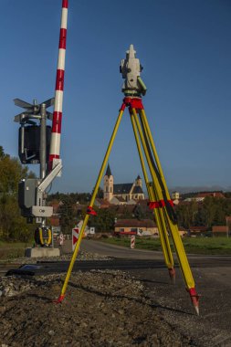 Bavorov şehrinde demiryolu yakınında gün doğumuyla birlikte taze yumuşak renkleri olan bir arazi mühendisi.