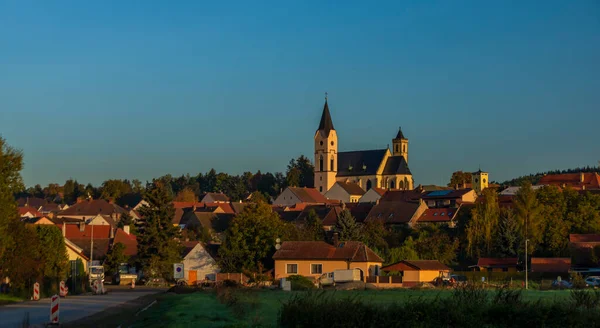 Staré Město Bavorov Jižních Čechách Barevným Východem Slunce Modrou Oblohou — Stock fotografie