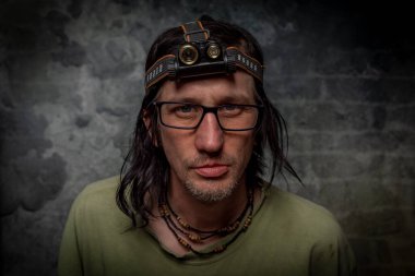 Eski tuğla duvarın yanındaki erkek kafasının portresi