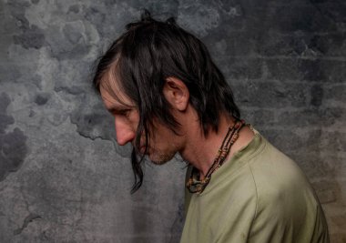 Eski tuğla duvarın yanındaki erkek kafasının portresi