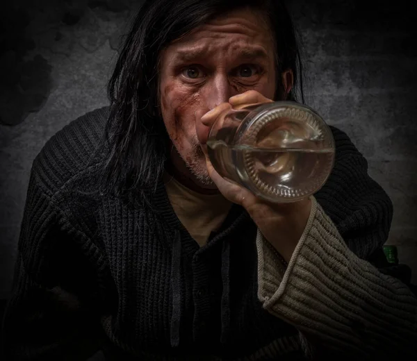 Hombre Pelo Negro Con Botella Alcohol Cerca Pared Ladrillo Viejo — Foto de Stock