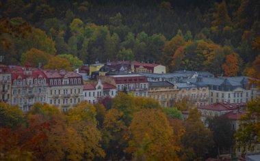 Marianske Lazne kaplıca kasabası Sonbaharda günbatımının renkleriyle
