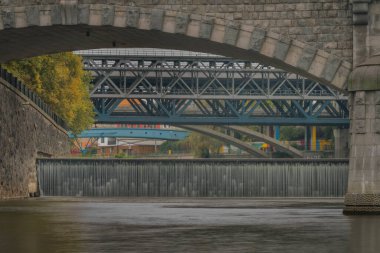 Büyük Weir ve araba köprüsüne sahip Radbuza nehri sonbahar bulutlu yeni bir günde