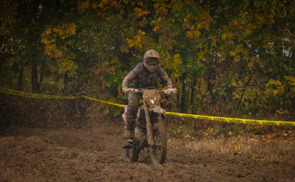 Campeonato Sucio Lodo Nublado Día Otoño Moto Cerca Ciudad Vysoke —  Fotos de Stock