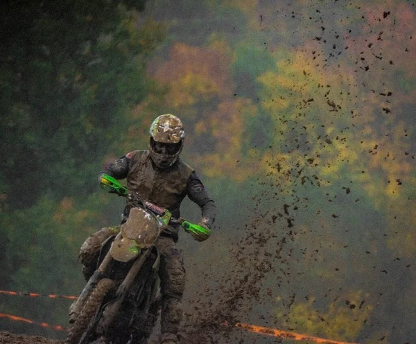 Brudne Mistrzostwa Pochmurnym Szlamie Jesienny Dzień Motocyklu Pobliżu Miasta Vysoke — Zdjęcie stockowe